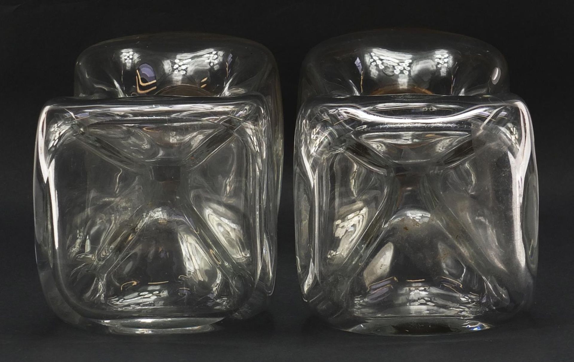 Matched pair of hour glass decanters including one with silver collar by Elkington & Co, each 28cm - Bild 6 aus 10