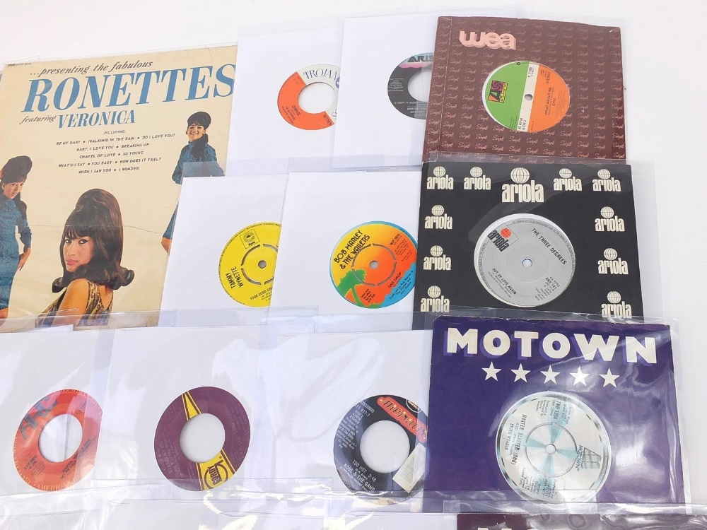 Good collection of Northern Soul/Motown singles and three soul albums including first pressing - Image 5 of 20