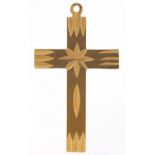 18ct gold cross pendant with engraved decoration, 4.7cm high, 4.6g : For Further Condition Reports