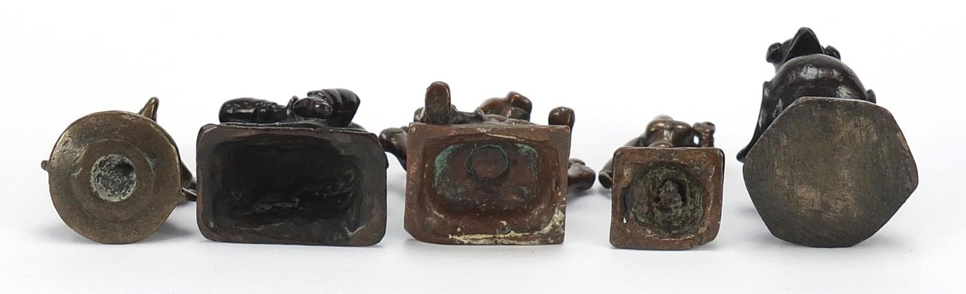 Four Indian patinated bronze votive figures and a bird weight, the largest 6.5cm high : For - Bild 8 aus 8