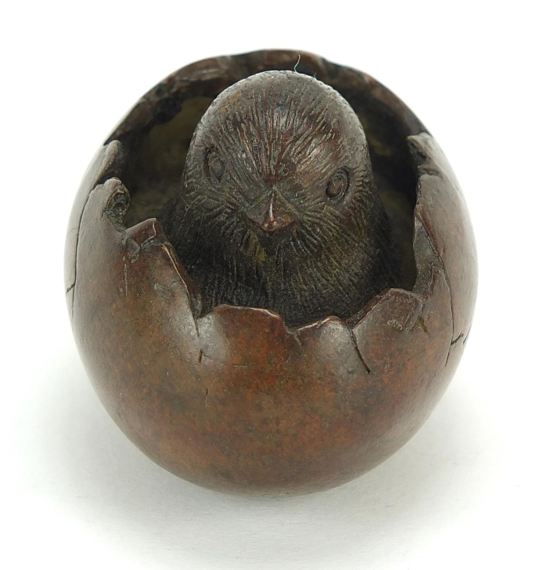 Japanese patinated bronze okimono of a chick with character marks, 5cm in length : For Further - Bild 2 aus 8