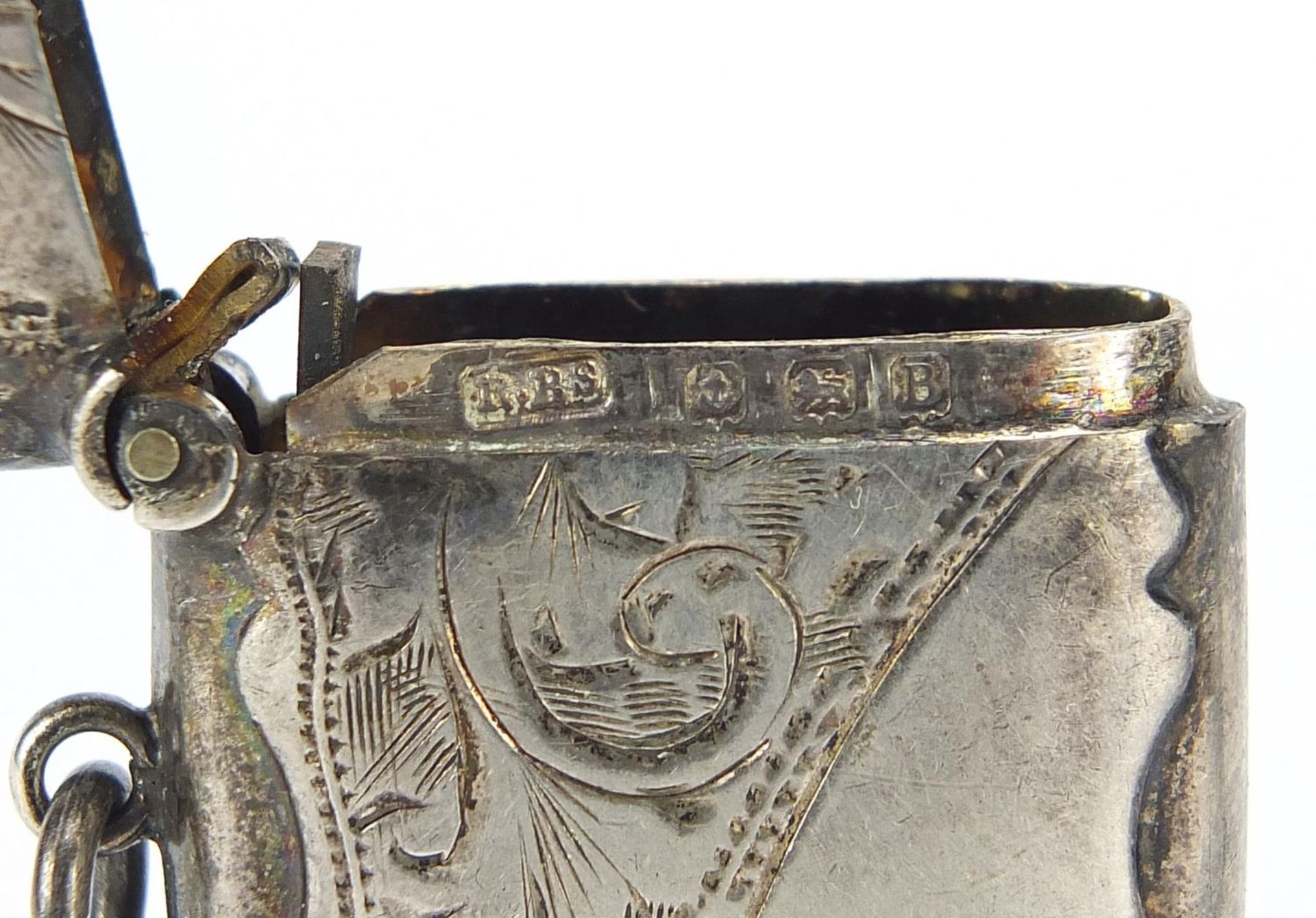 Three Victorian and later silver vestas with engraved decoration, Chester 1899, Birmingham 1898 - Bild 11 aus 14