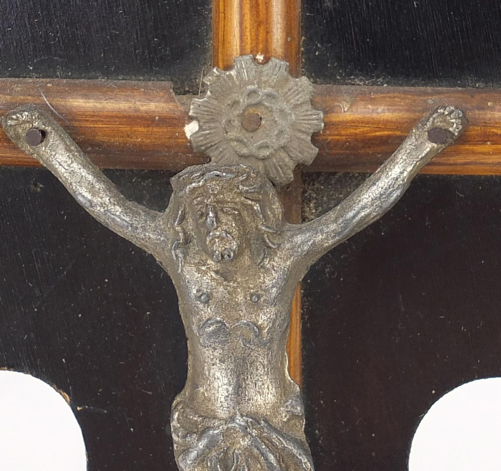 Black Forest carving of Christ with crown of thorns and an ebonised holy water stoup, the largest - Bild 4 aus 6