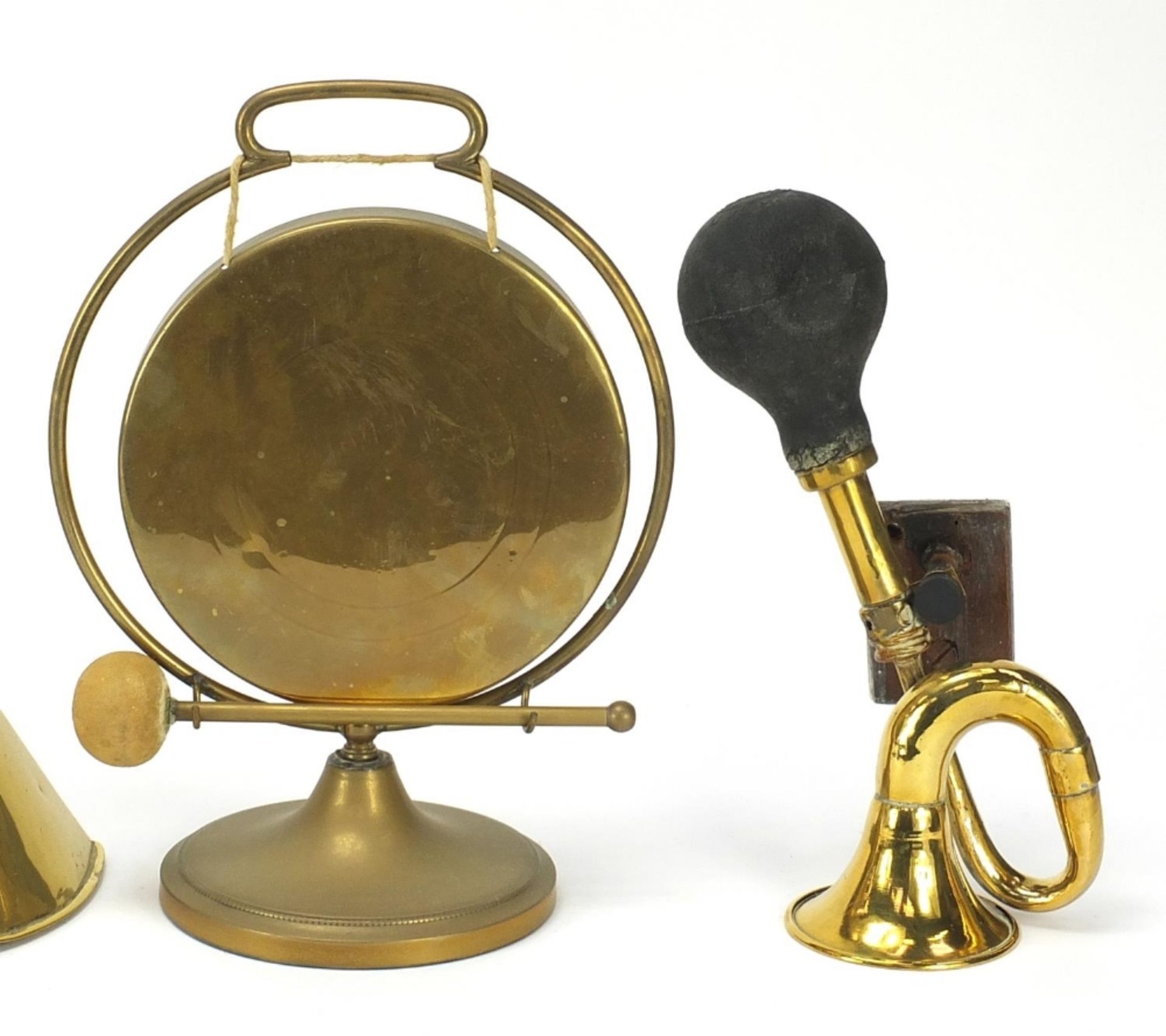 19th century and later brassware comprising two whale oil lamps, two car horns and a gong, the - Image 3 of 5