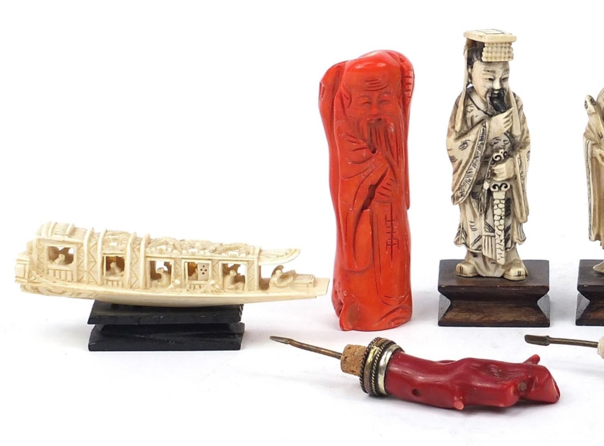 Chinese carvings including two ivory okimonos raised on rectangular wood bases, two coral carvings - Bild 2 aus 5