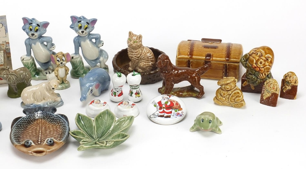 Collection of Wade Whimsies, tortoises, Tom & Jerry figures and fish dishes, the largest 9cm - Image 3 of 4
