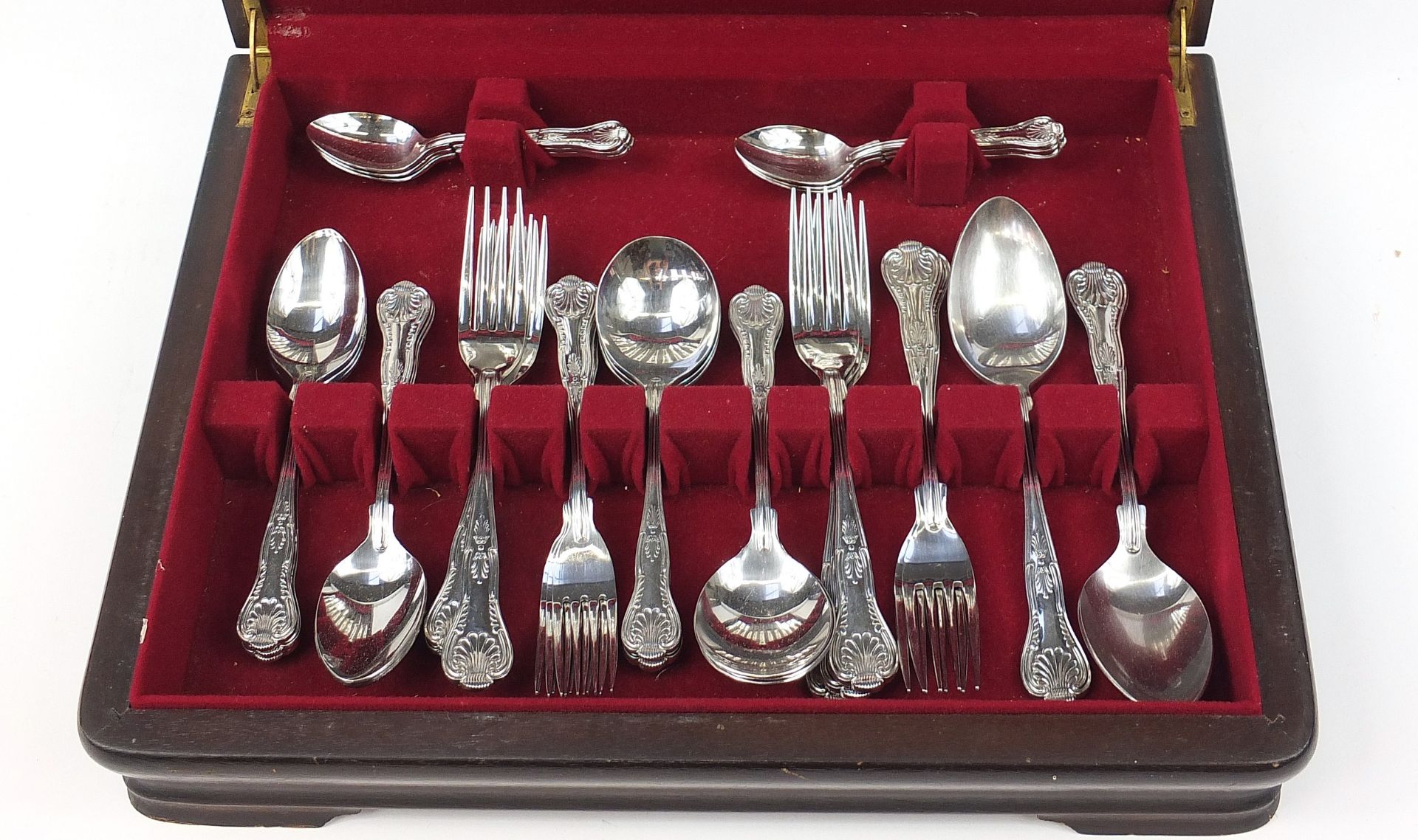 Mahogany six place canteen of Sheffield Regalia stainless steel cutlery, the canteen 40cm wide : For - Bild 3 aus 6