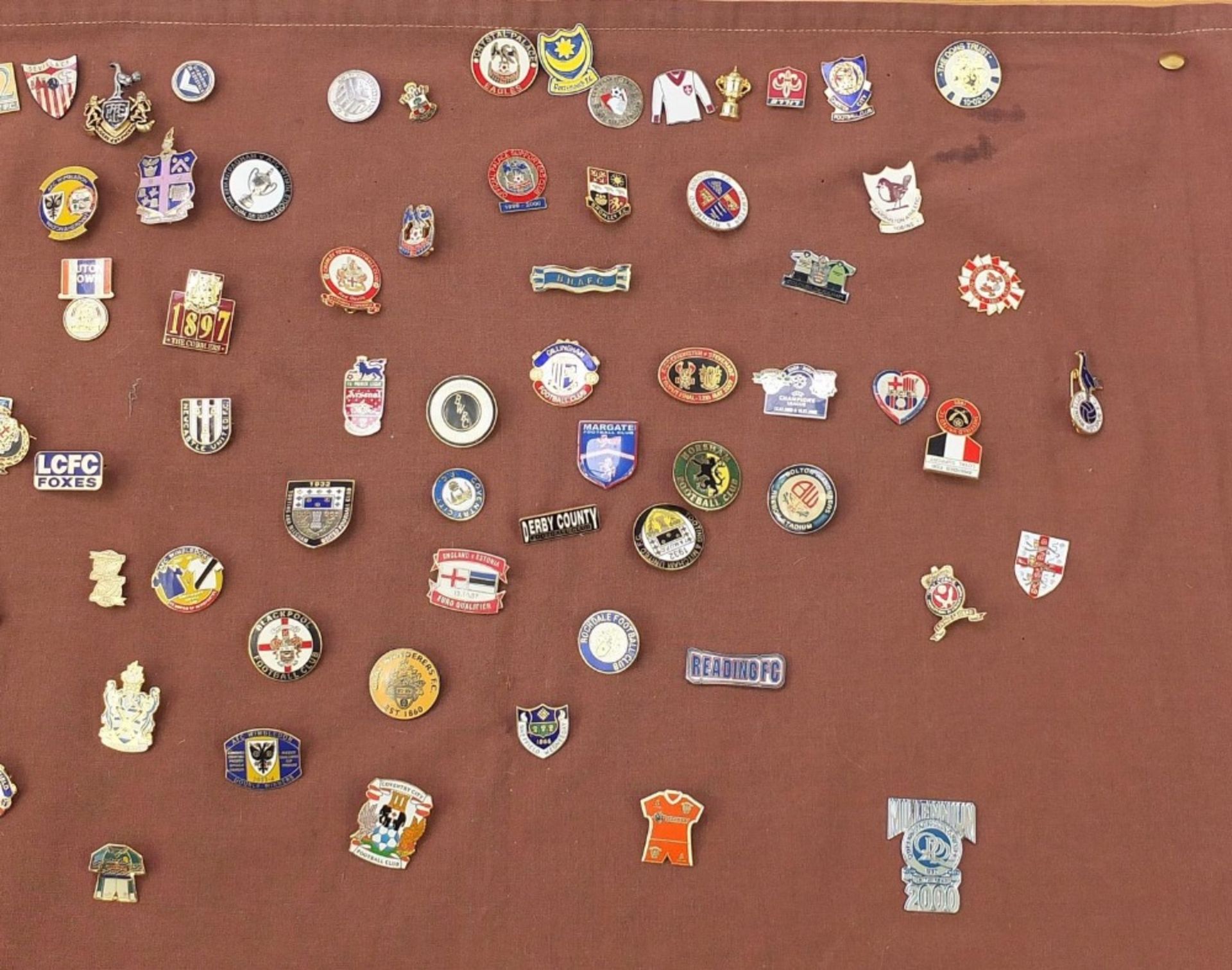 Vintage and later pin badges arranged in a board, mostly football related including Paris St - Bild 3 aus 3