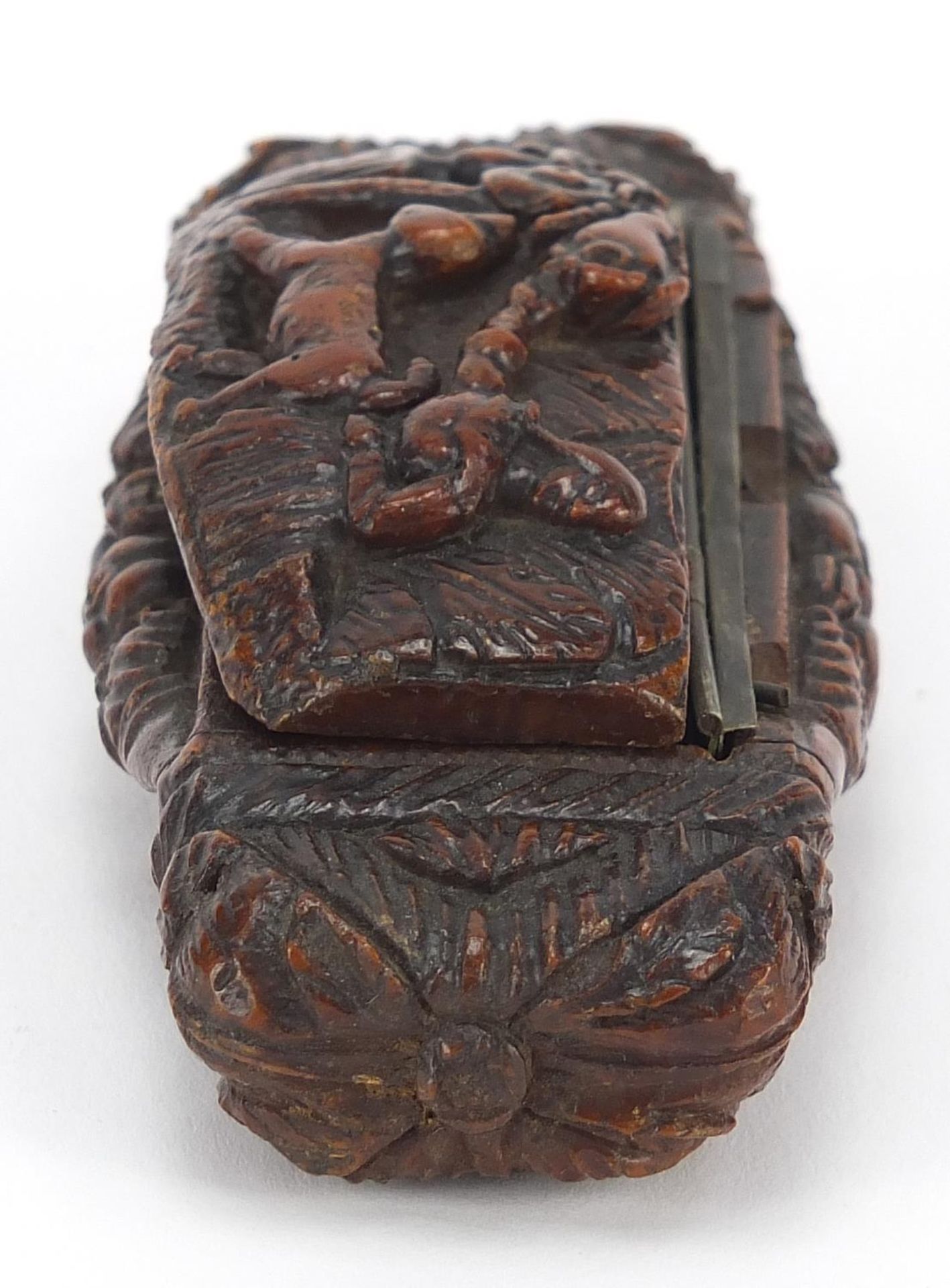 Antique coquilla nut snuff box carved with figure and dog beside a tree and an Irish rose, 10cm wide - Bild 9 aus 14