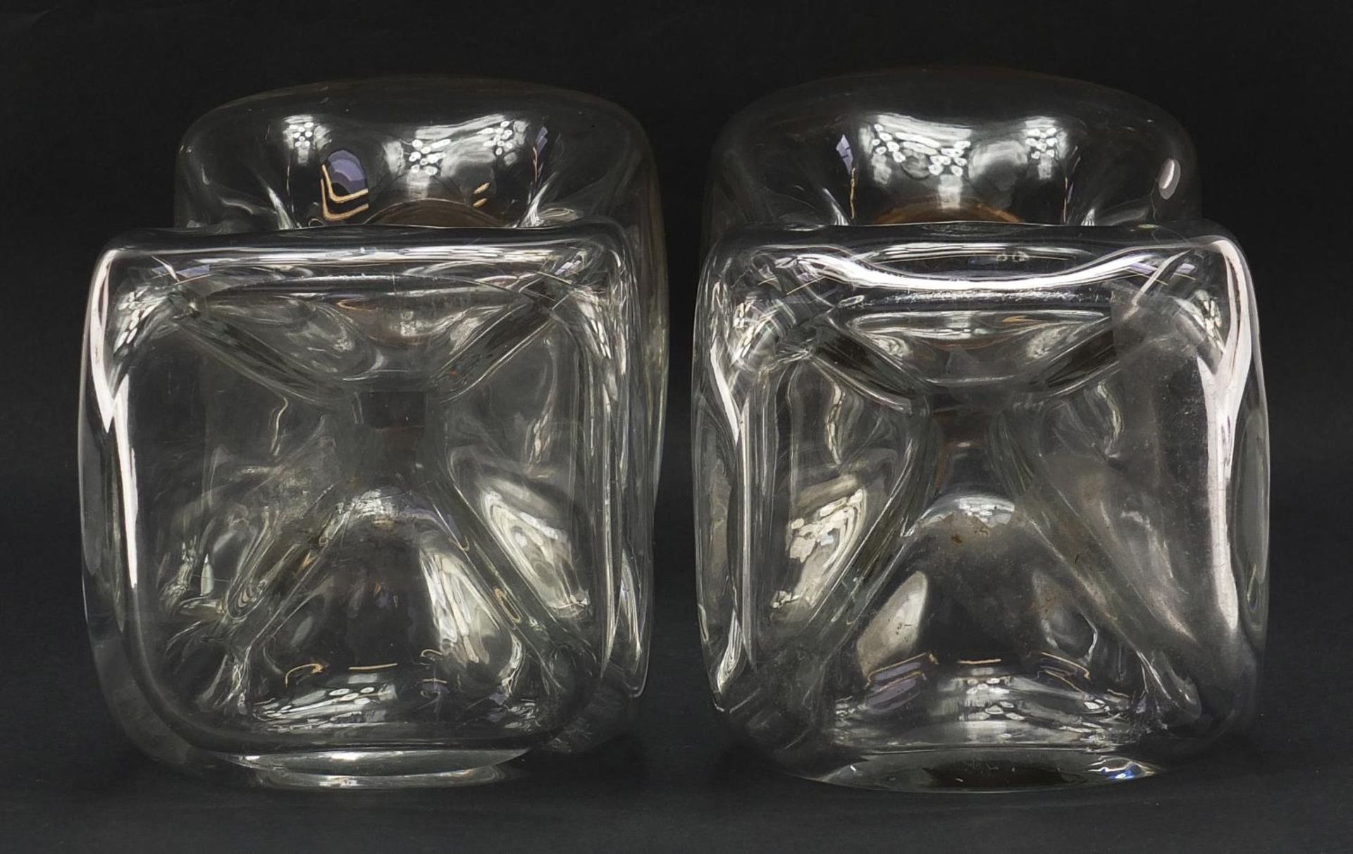 Matched pair of hour glass decanters including one with silver collar by Elkington & Co, each 28cm - Bild 5 aus 10