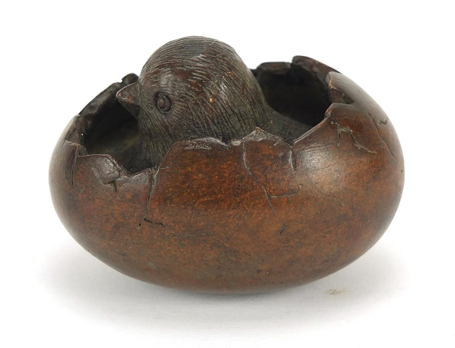 Japanese patinated bronze okimono of a chick with character marks, 5cm in length : For Further - Bild 5 aus 8