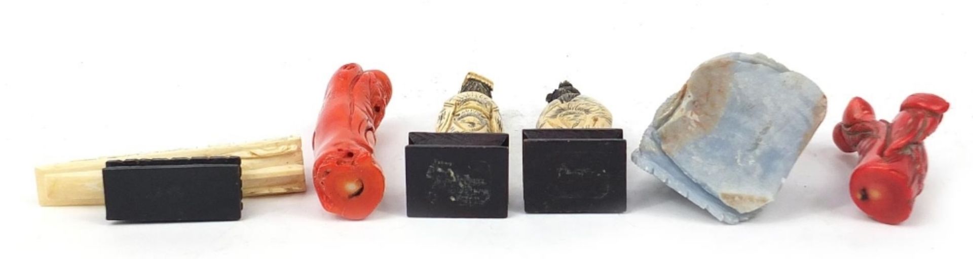 Chinese carvings including two ivory okimonos raised on rectangular wood bases, two coral carvings - Bild 5 aus 5