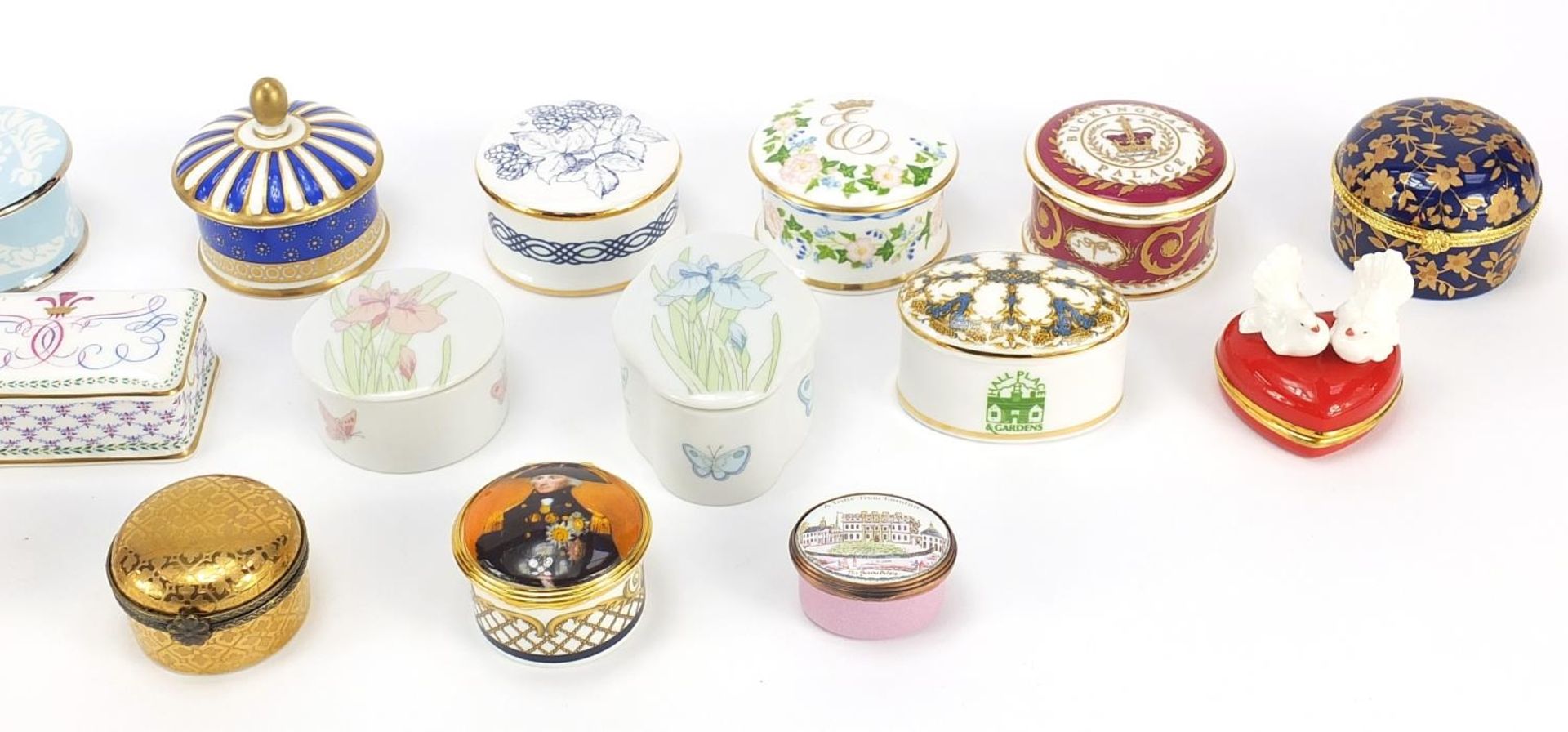 Collection of collectable porcelain and enamel trinket boxes including Halcyon Days, The Royal - Bild 3 aus 4