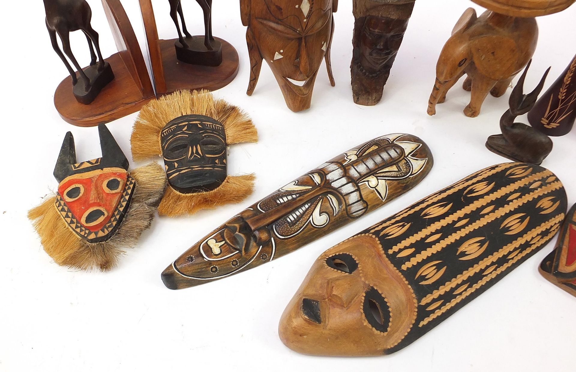 Tribal wood carvings to include African face masks, stool, giraffe bookends, carved box, the largest - Image 4 of 5