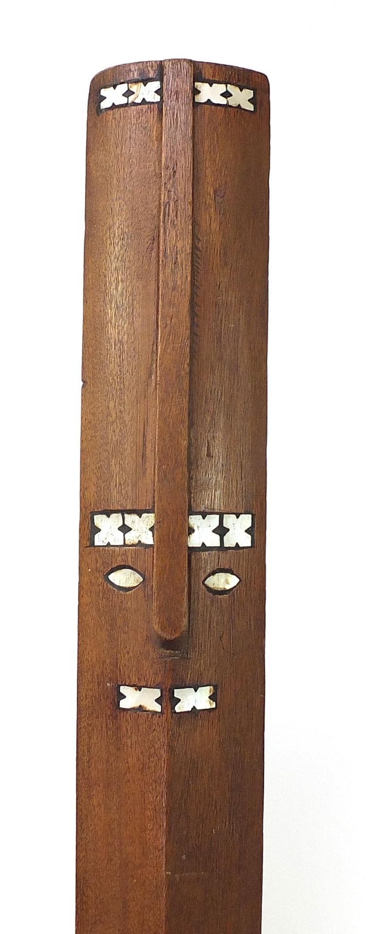 Tribal interest paddle with mother of pearl inlay, 88cm in length - Bild 3 aus 4
