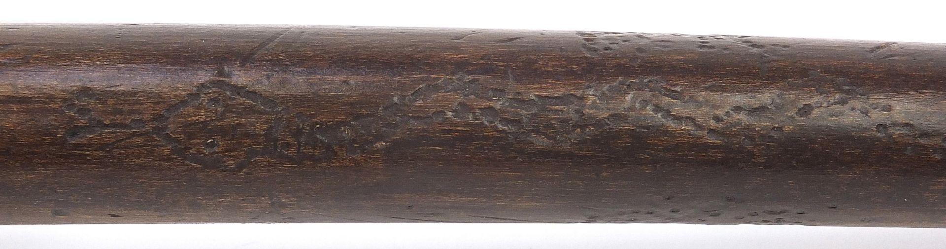 Tribal interest hardwood throwing stick carved with a serpent, 63cm in length - Bild 4 aus 5