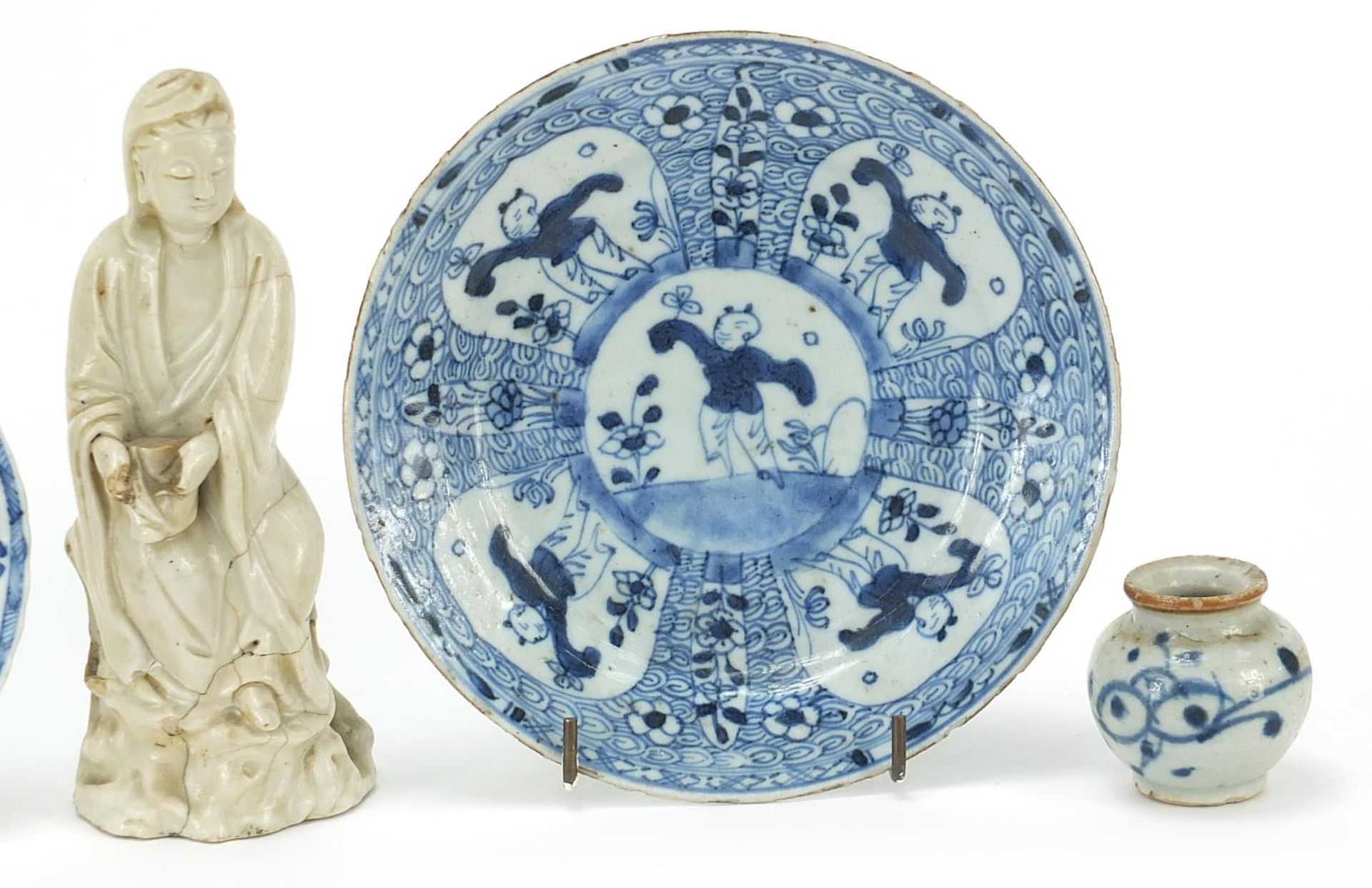 Chinese porcelain including blanc de chine figurine of Guanyin, blue and white plates and tea - Image 3 of 6