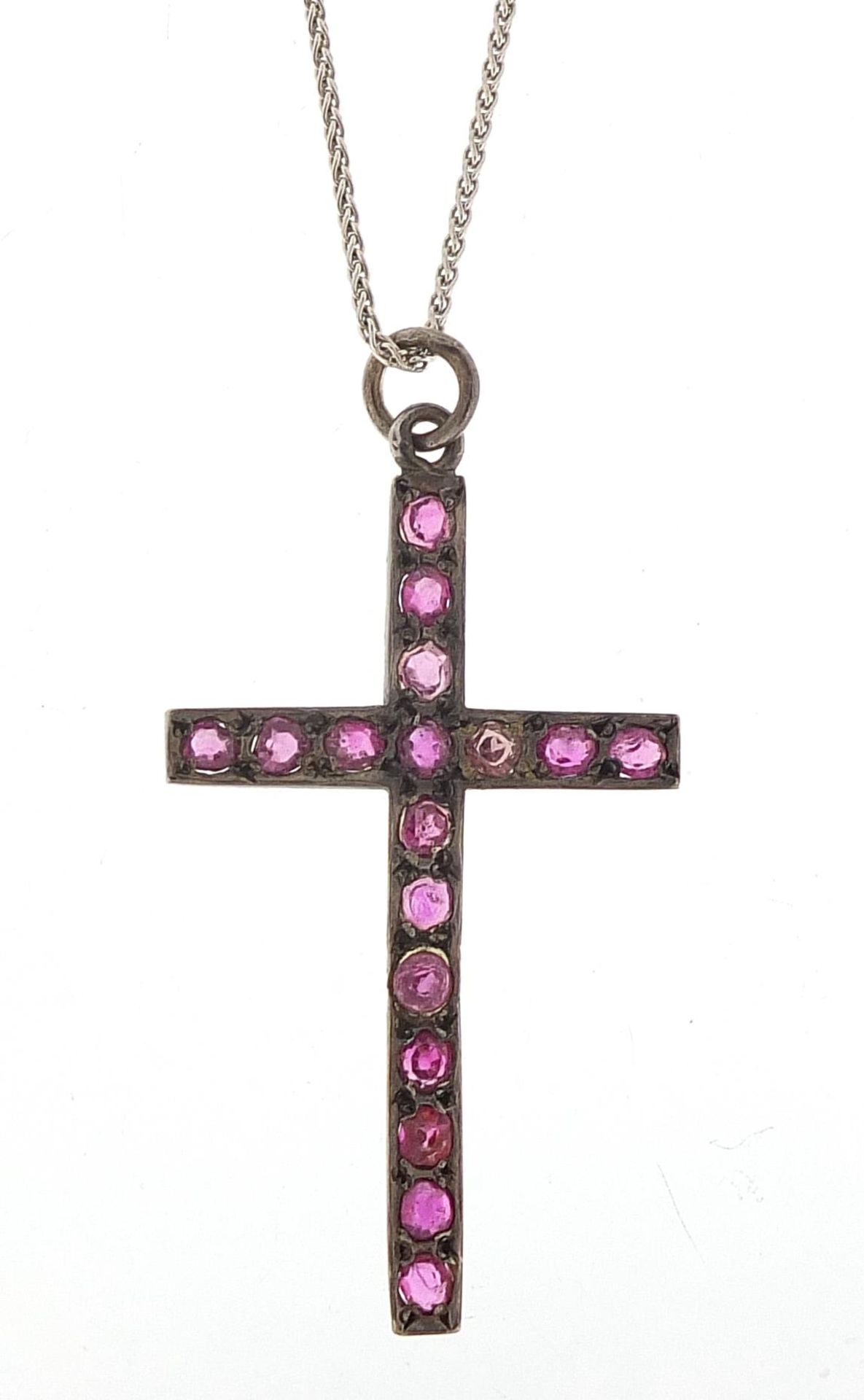 White metal purple stone cross pendant on a 9ct white gold necklace, 4.5cm high and 50cm in