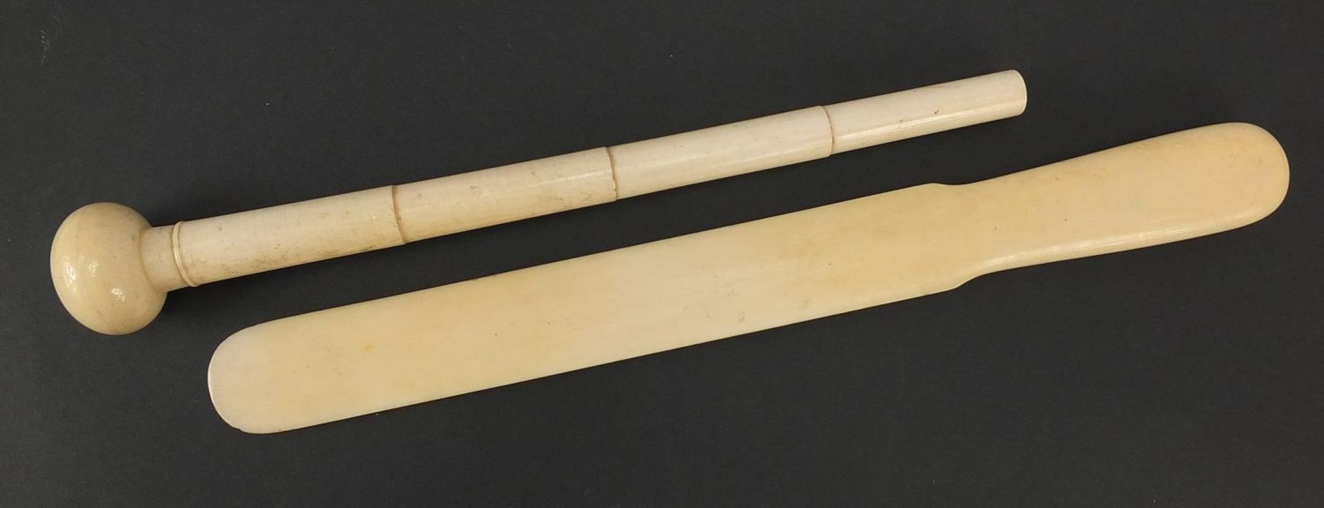 Large ivory page turner and ivory parasol handle, the largest 38cm in length - Image 3 of 3