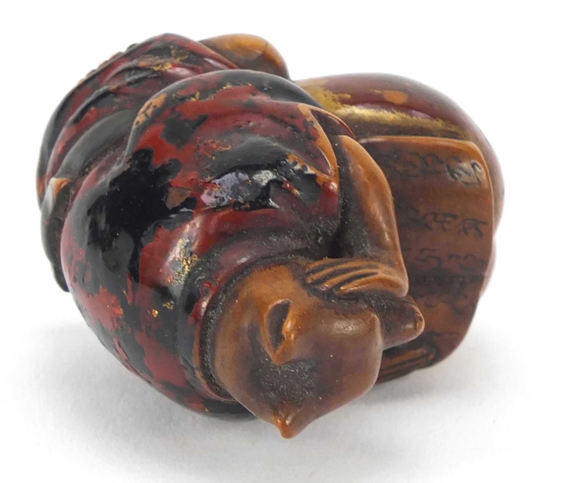 Good Japanese lacquered boxwood netsuke of a bear reading, 3.5cm high - Image 6 of 7