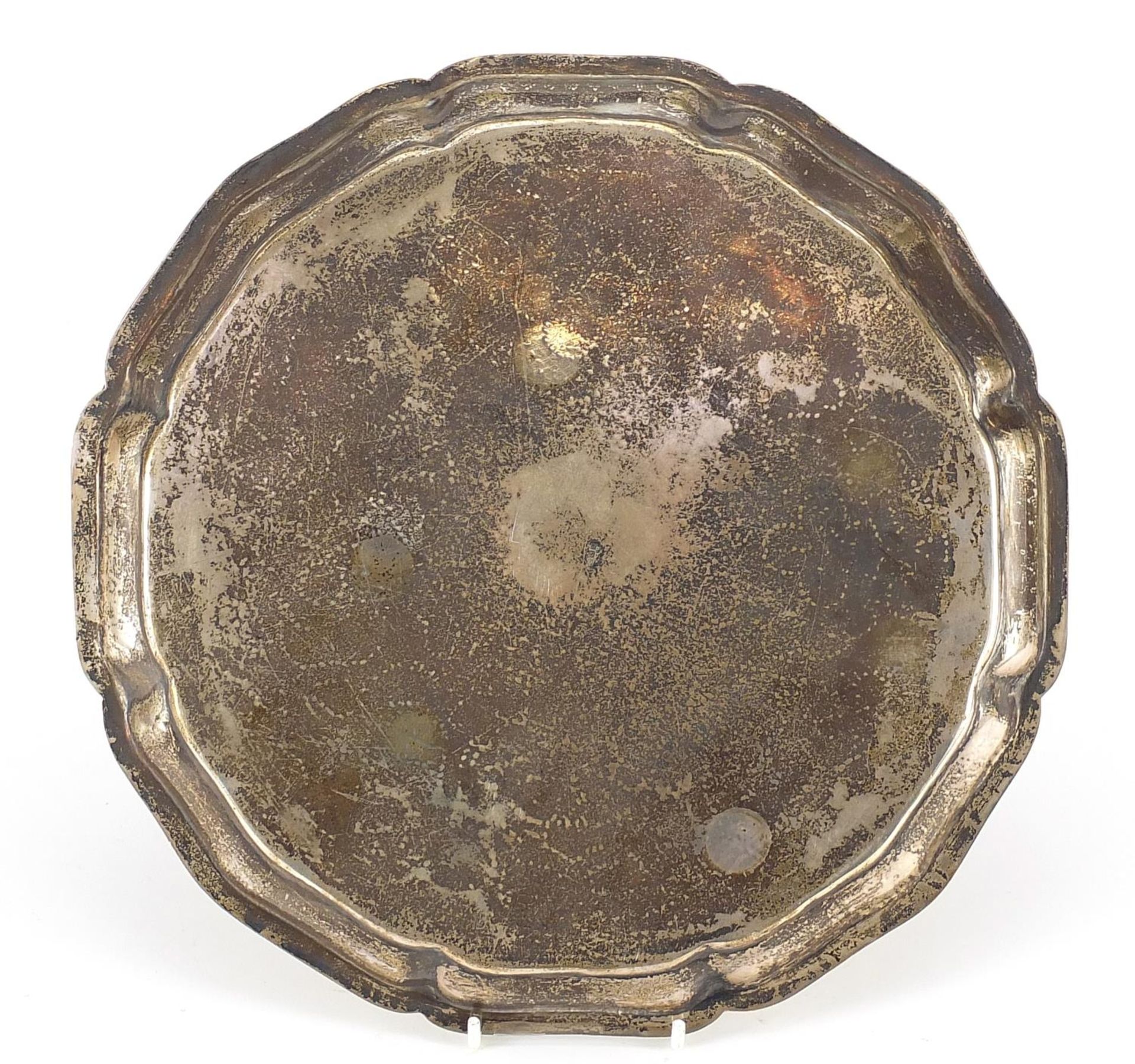 Egyptian circular silver salver with profusely engraved decoration, 28cm in diameter, 632.5g - Image 2 of 3