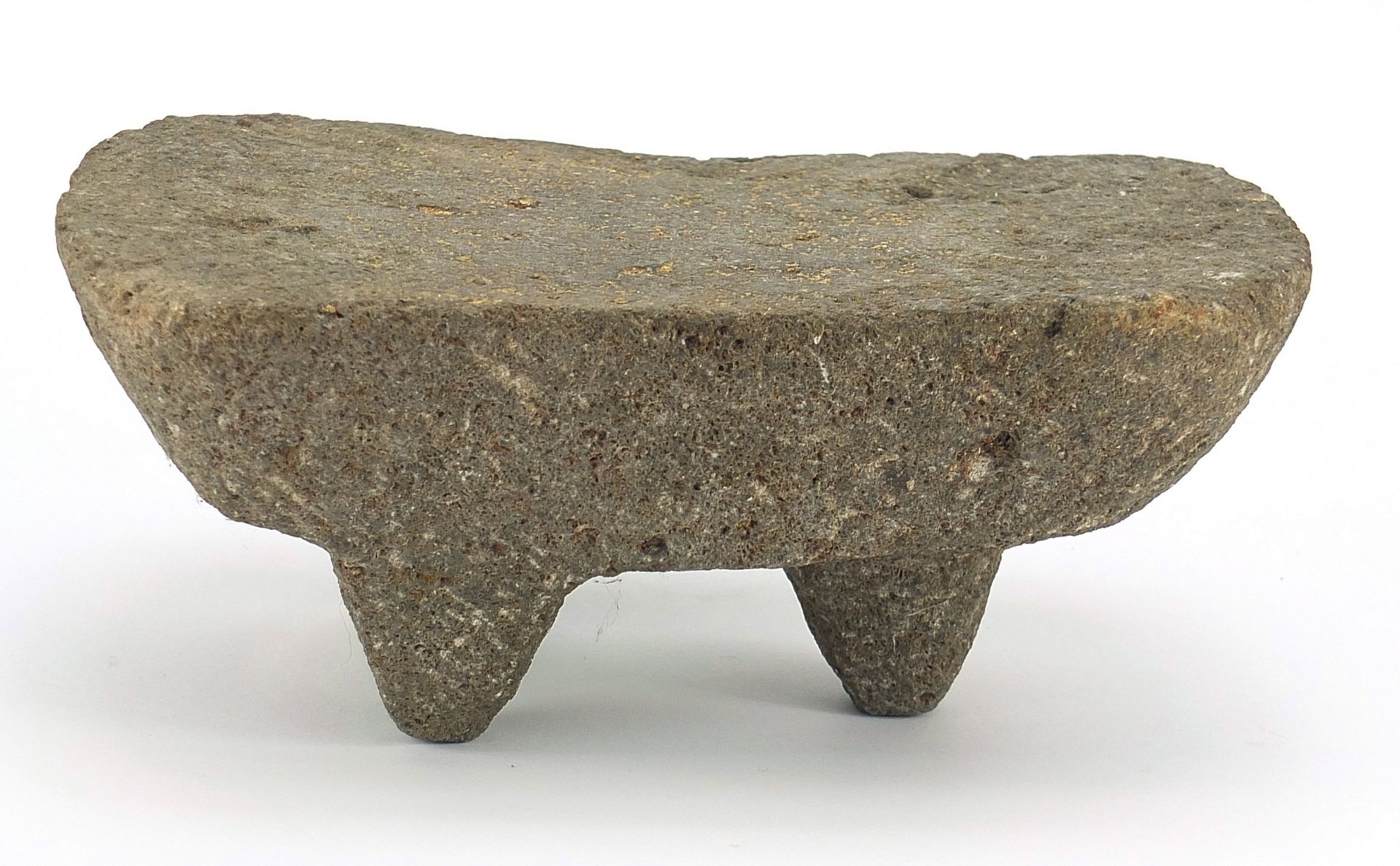 Antique stone three footed headrest, possibly Egpytian or Chinese, 9cm H x 21.5cm W x 14cm D - Bild 2 aus 4