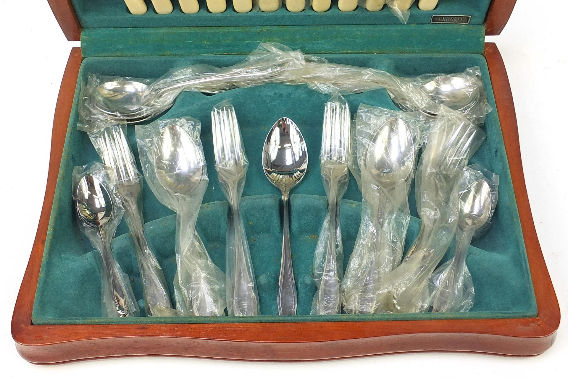 Mahogany cased canteen of cutlery by Viners, the canteen 7cm H x 40cm W x 28cm D - Image 3 of 6