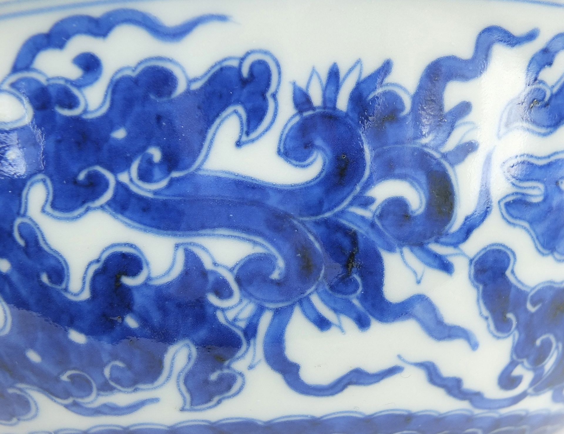 Chinese blue and white porcelain footed bowl finely hand painted with mythical animals above - Bild 3 aus 11