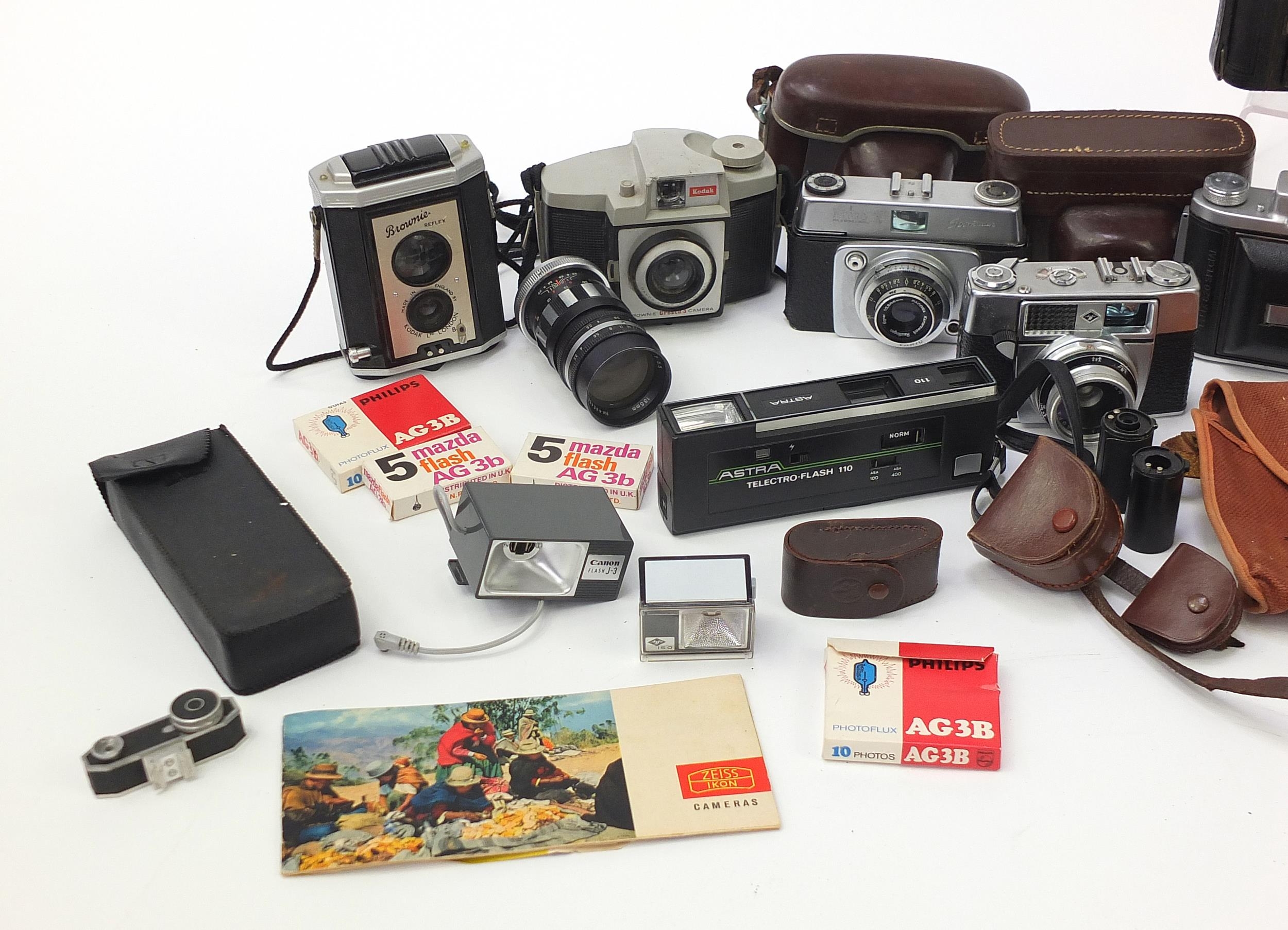 Cameras and accessories including an Ilford Sportsman, Ensign Selfix 820 Special and a Kodak Brownie - Image 2 of 5