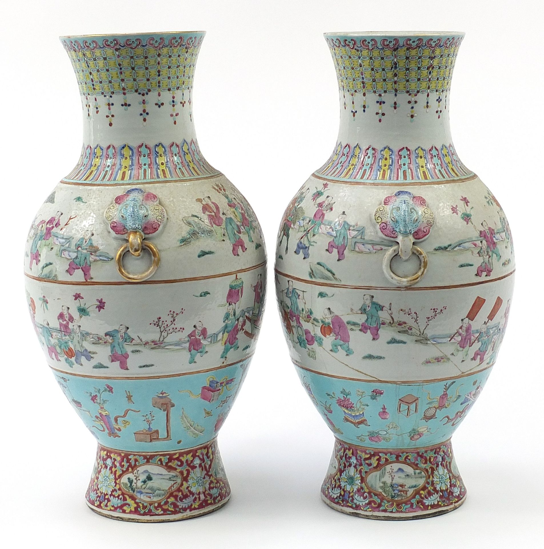 Large pair of Chinese porcelain vases with animalia ring turned handles, each hand painted in the - Bild 10 aus 15