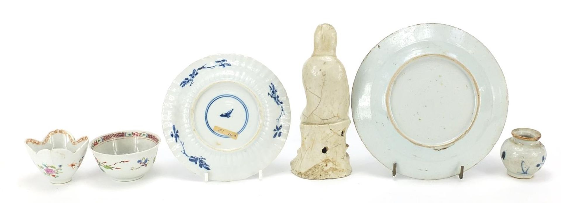 Chinese porcelain including blanc de chine figurine of Guanyin, blue and white plates and tea - Image 4 of 6