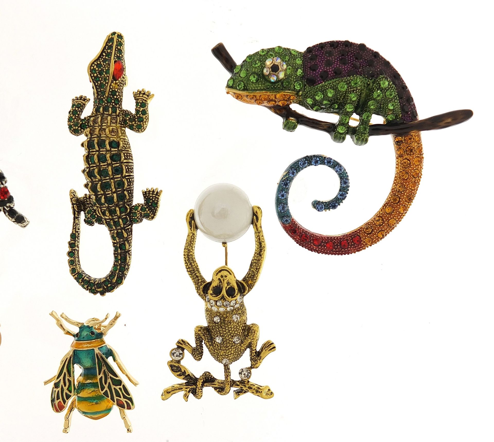 Six jewelled and enamel animal and insect brooches including chameleon, humming bird, monkey and - Image 3 of 4