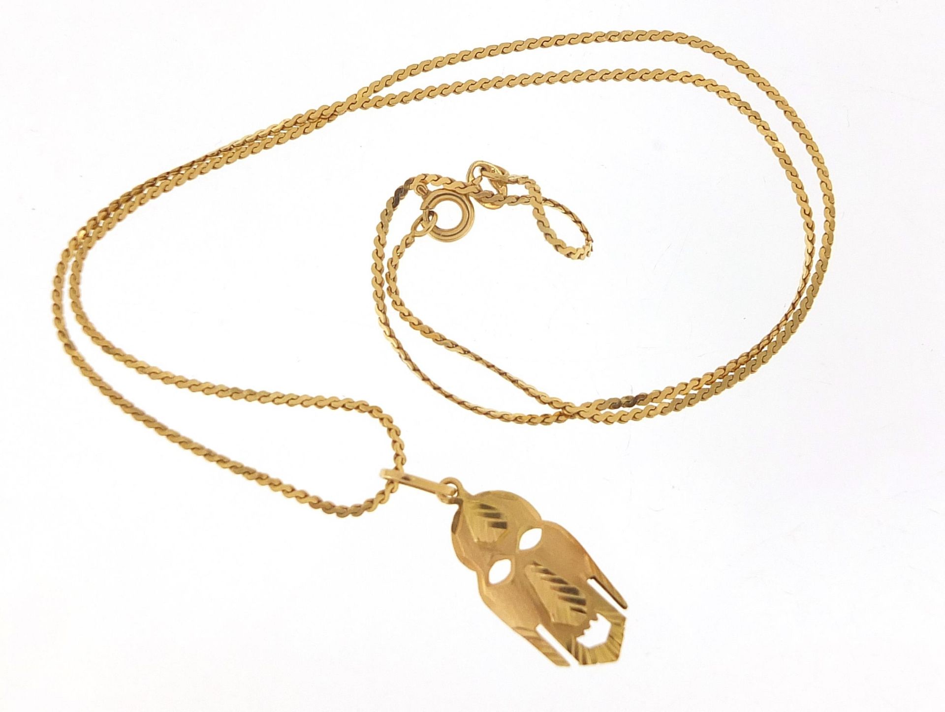 18ct gold tribal mask pendant on an 18ct gold necklace, 3cm high and 48cm in length, 6.0g - Bild 3 aus 5