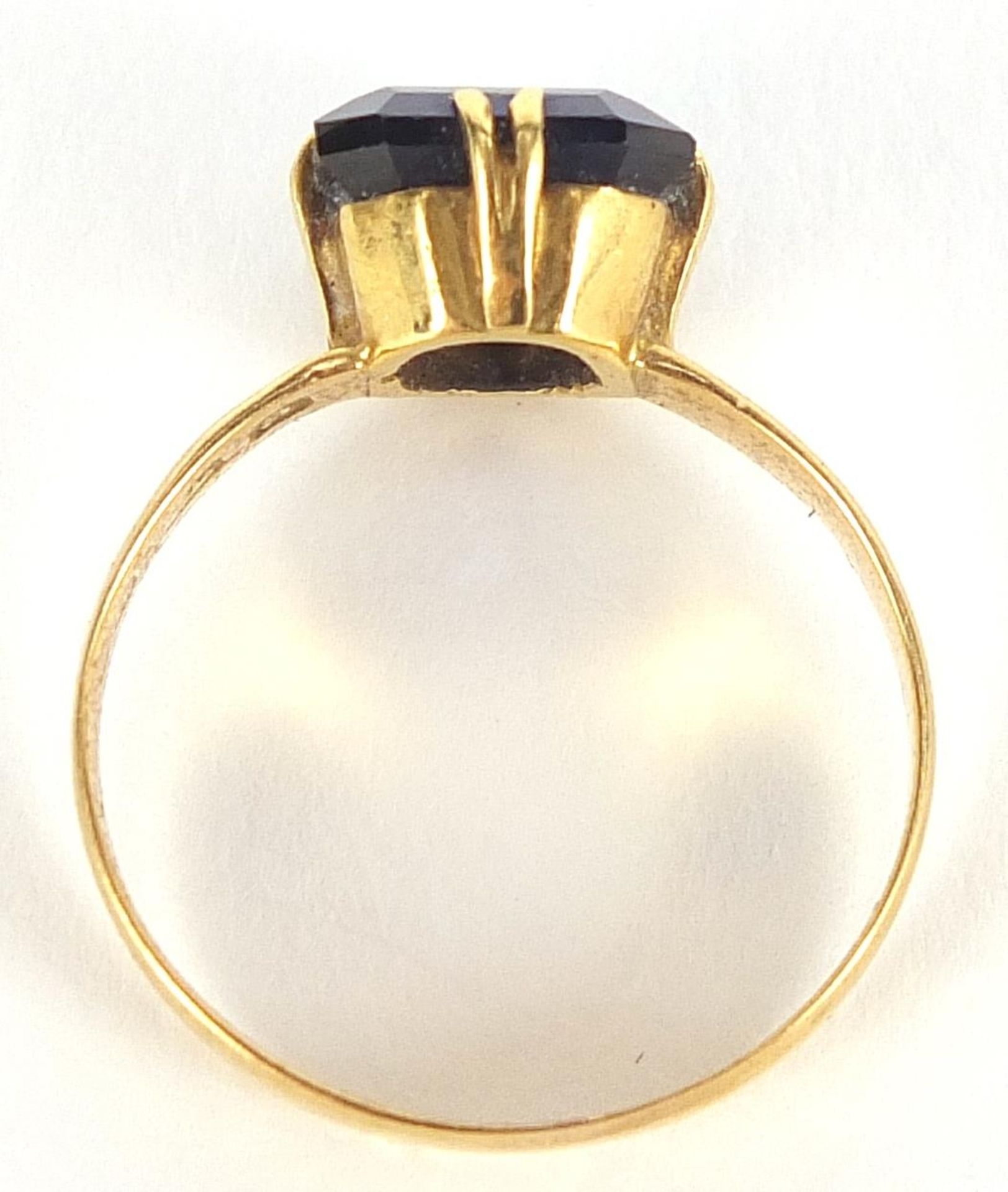 18ct gold sapphire ring, the sapphire approximately 10mm x 8mm x 3.5mm deep, size K, 2.9g - Image 4 of 5