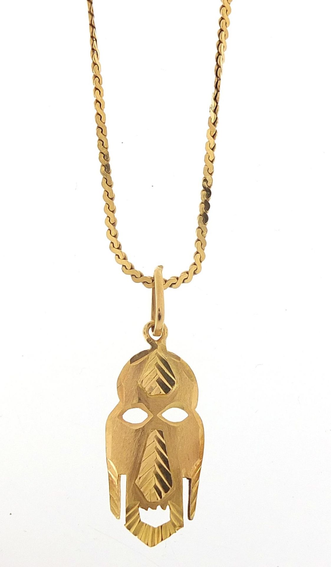 18ct gold tribal mask pendant on an 18ct gold necklace, 3cm high and 48cm in length, 6.0g - Bild 2 aus 5