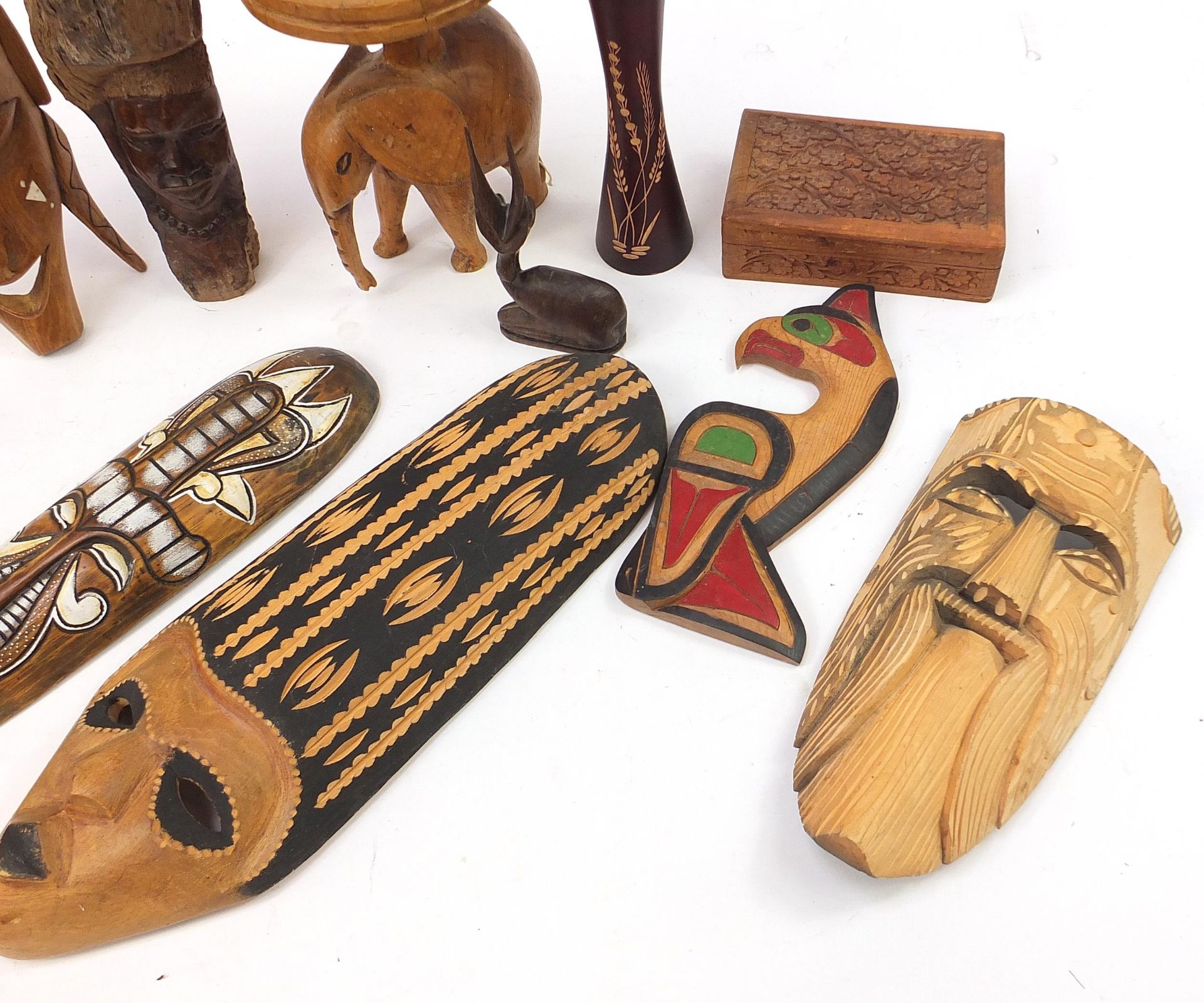 Tribal wood carvings to include African face masks, stool, giraffe bookends, carved box, the largest - Image 5 of 5