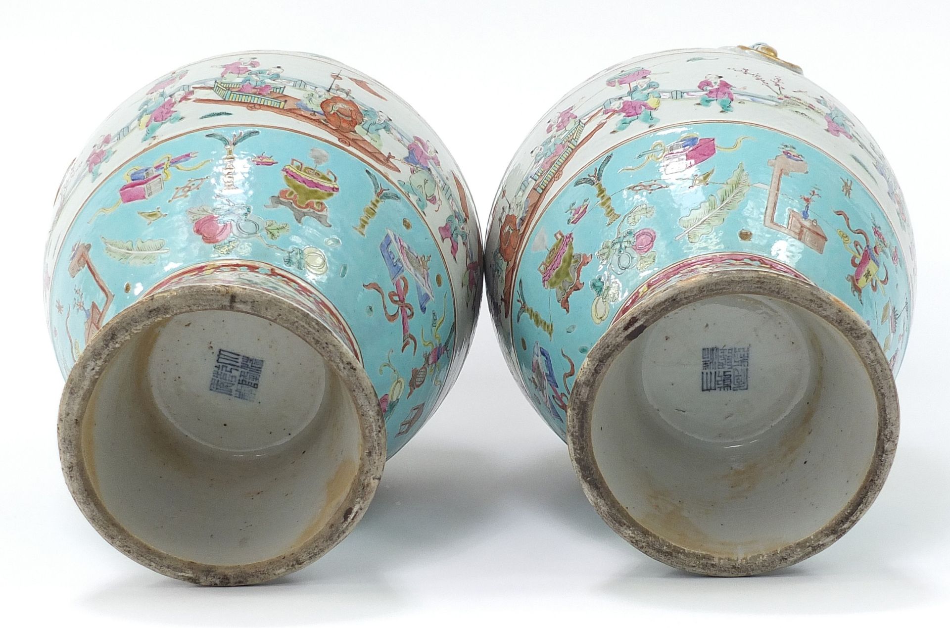 Large pair of Chinese porcelain vases with animalia ring turned handles, each hand painted in the - Bild 13 aus 15