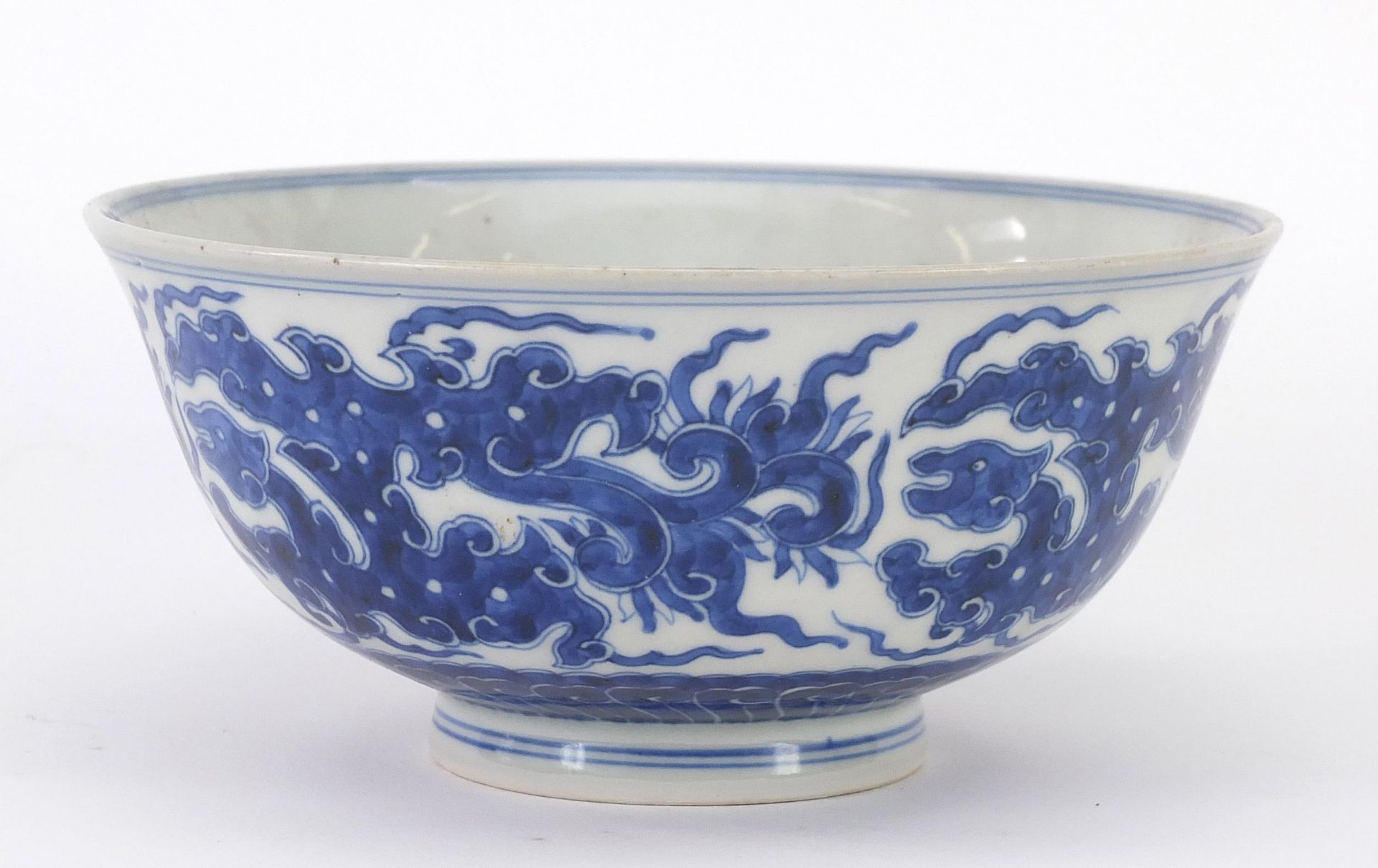 Chinese blue and white porcelain footed bowl finely hand painted with mythical animals above - Bild 4 aus 11