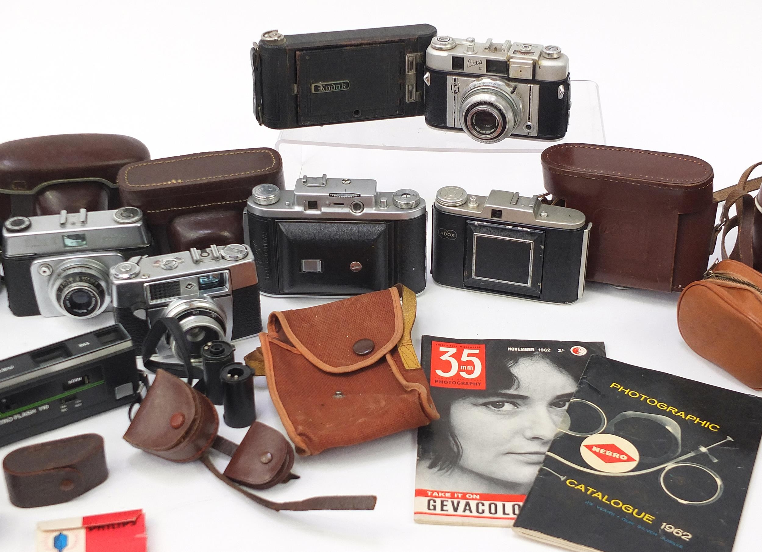 Cameras and accessories including an Ilford Sportsman, Ensign Selfix 820 Special and a Kodak Brownie - Image 3 of 5