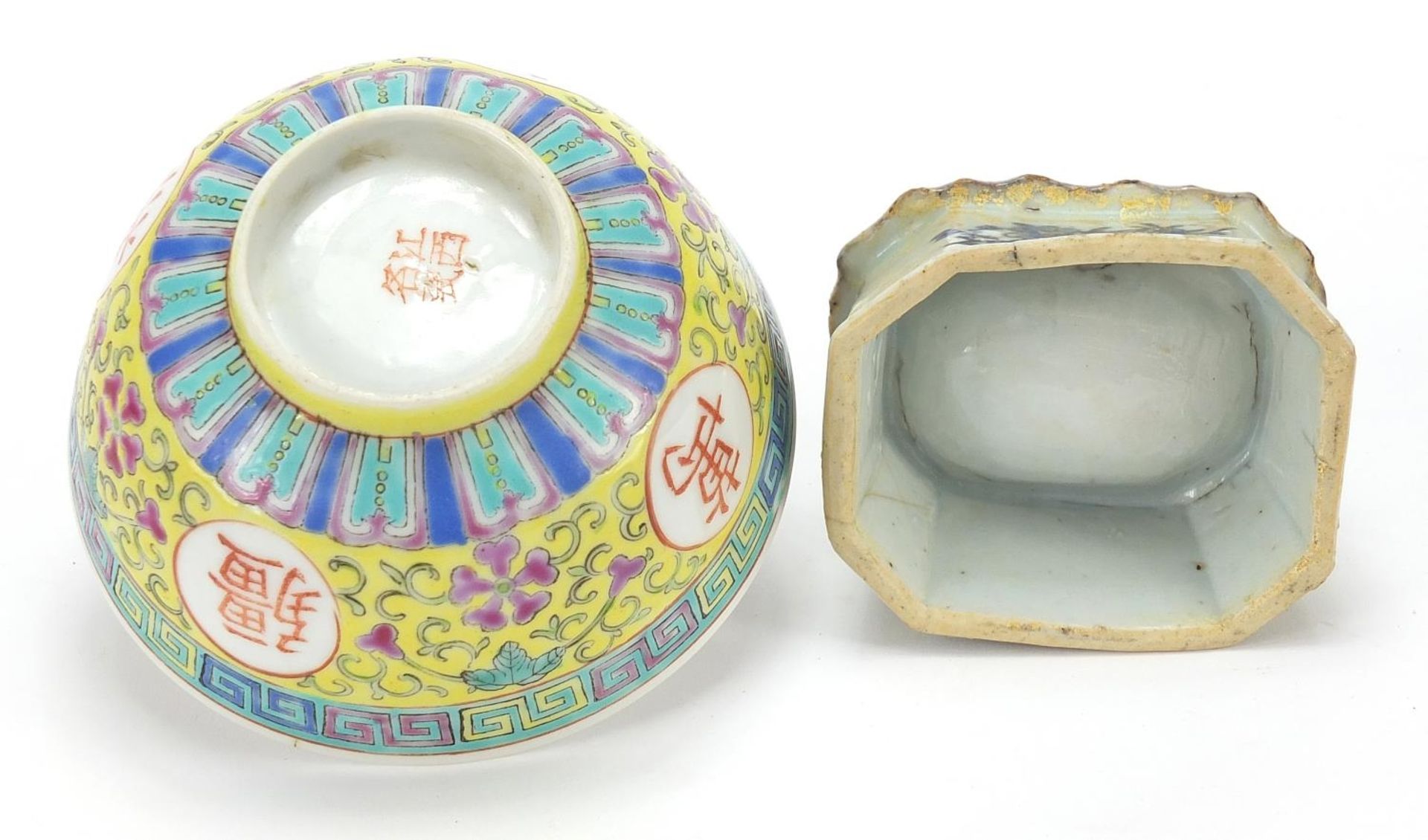 Chinese porcelain comprising a Canton wrist rest, blue and white salt and a famille rose bowl, the - Bild 8 aus 10