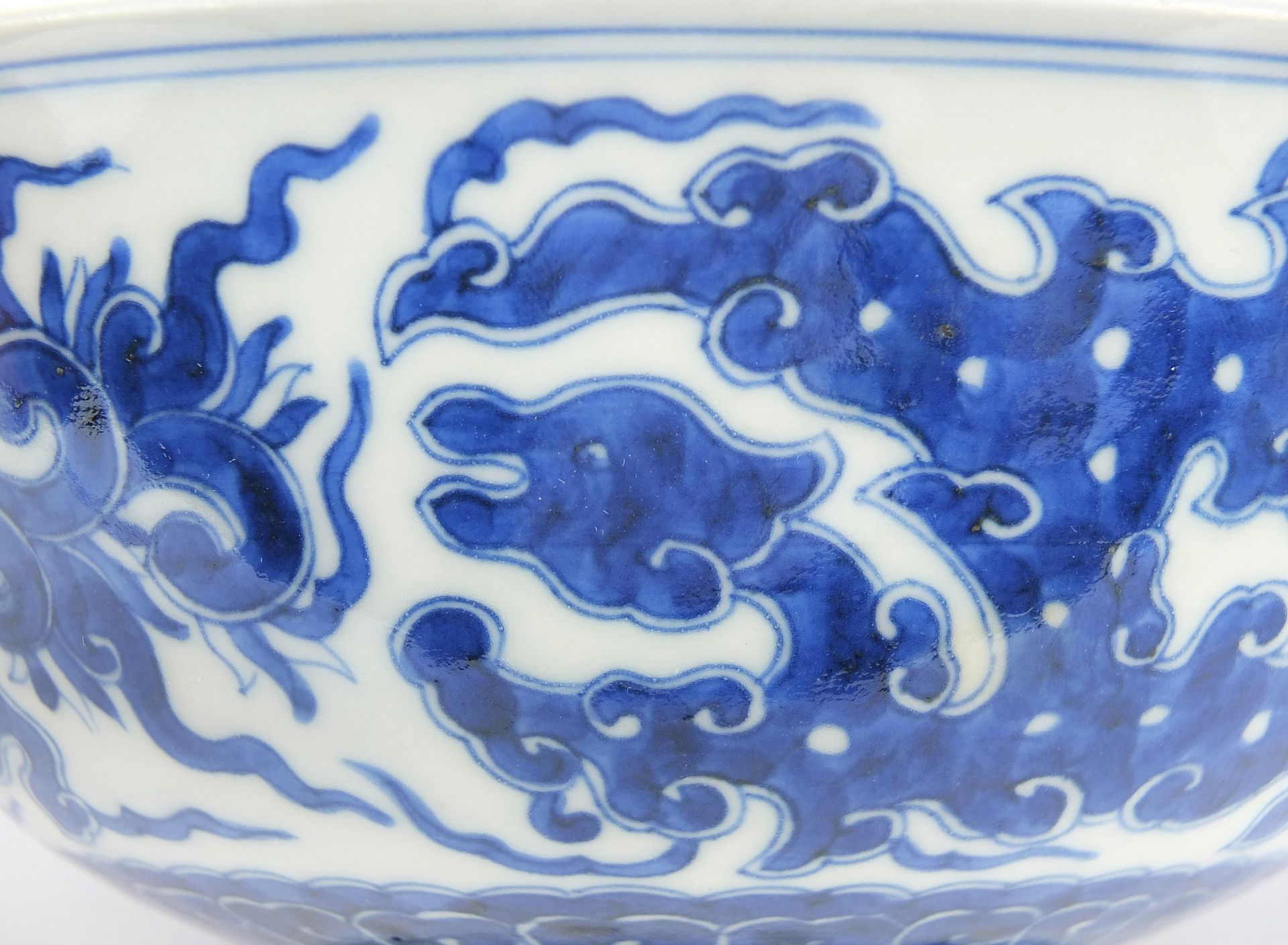 Chinese blue and white porcelain footed bowl finely hand painted with mythical animals above - Bild 2 aus 11