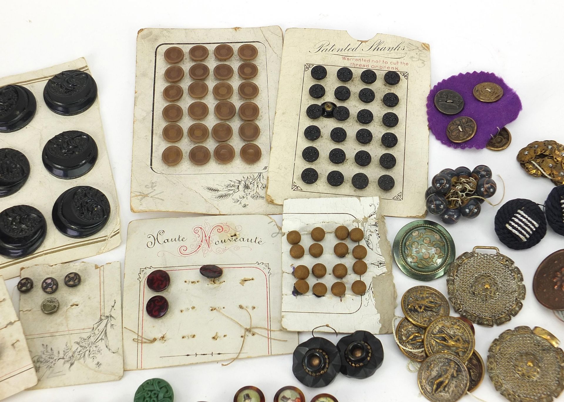 Antique and later buttons including Bakelite, Art Deco and brass examples - Image 3 of 5