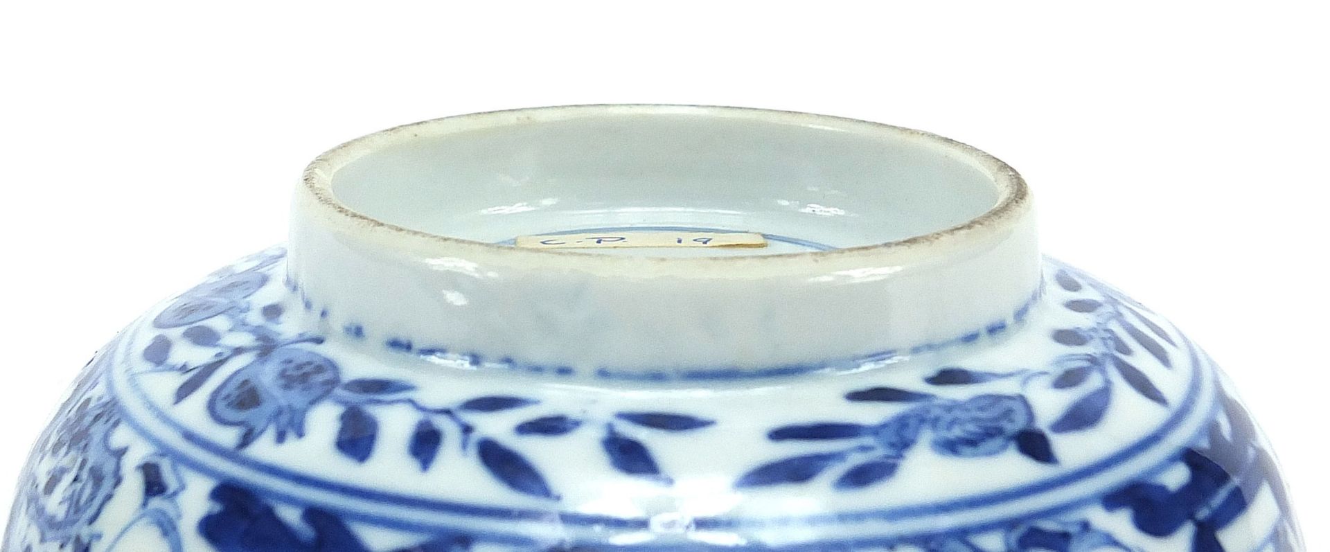 Chinese blue and white porcelain bowl, hand painted with figures holding vases and birds amongst - Bild 9 aus 9