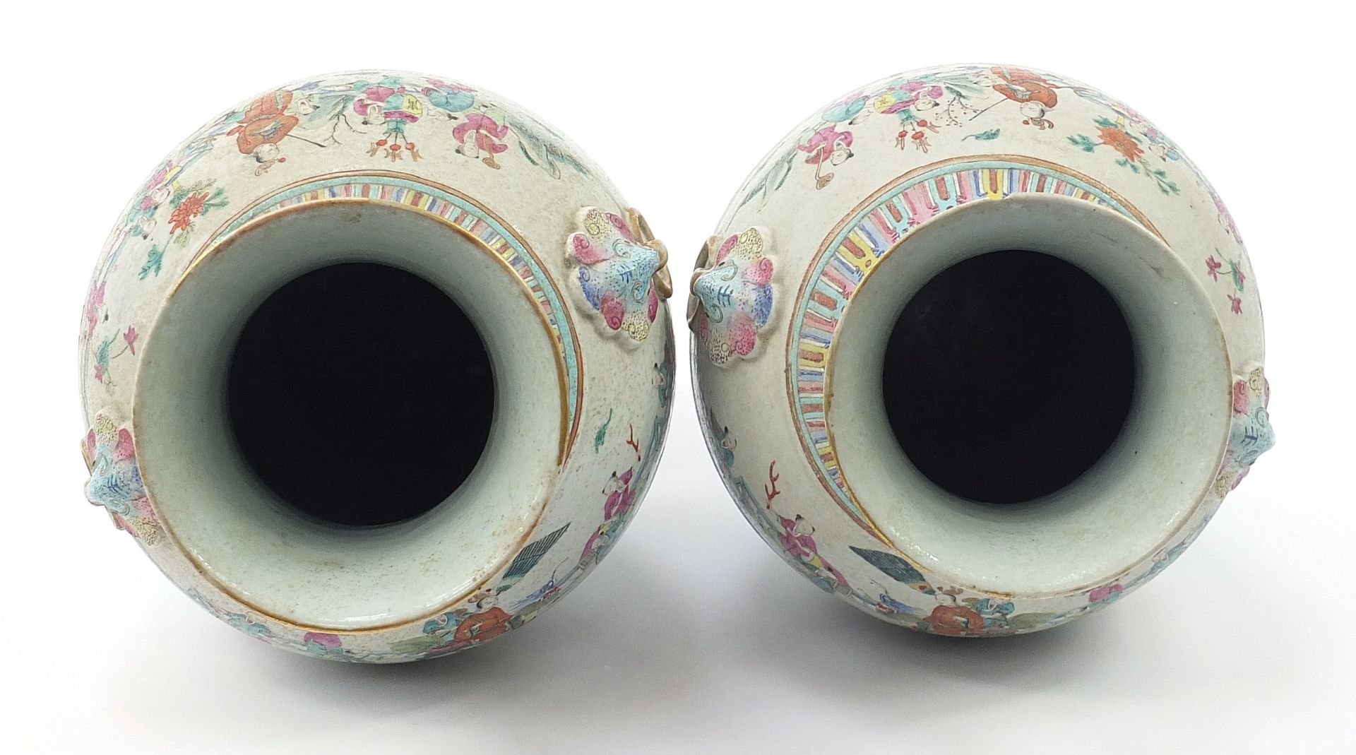 Large pair of Chinese porcelain vases with animalia ring turned handles, each hand painted in the - Bild 12 aus 15