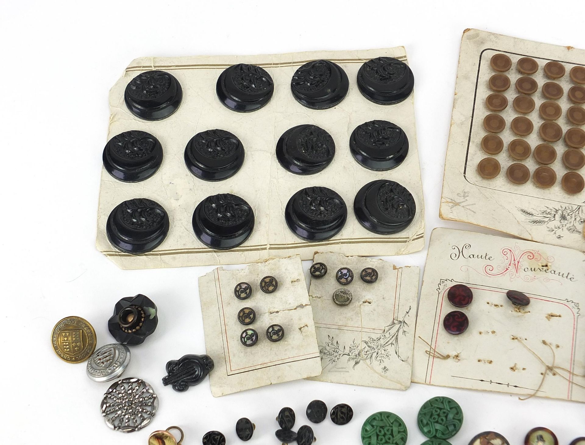 Antique and later buttons including Bakelite, Art Deco and brass examples - Image 2 of 5