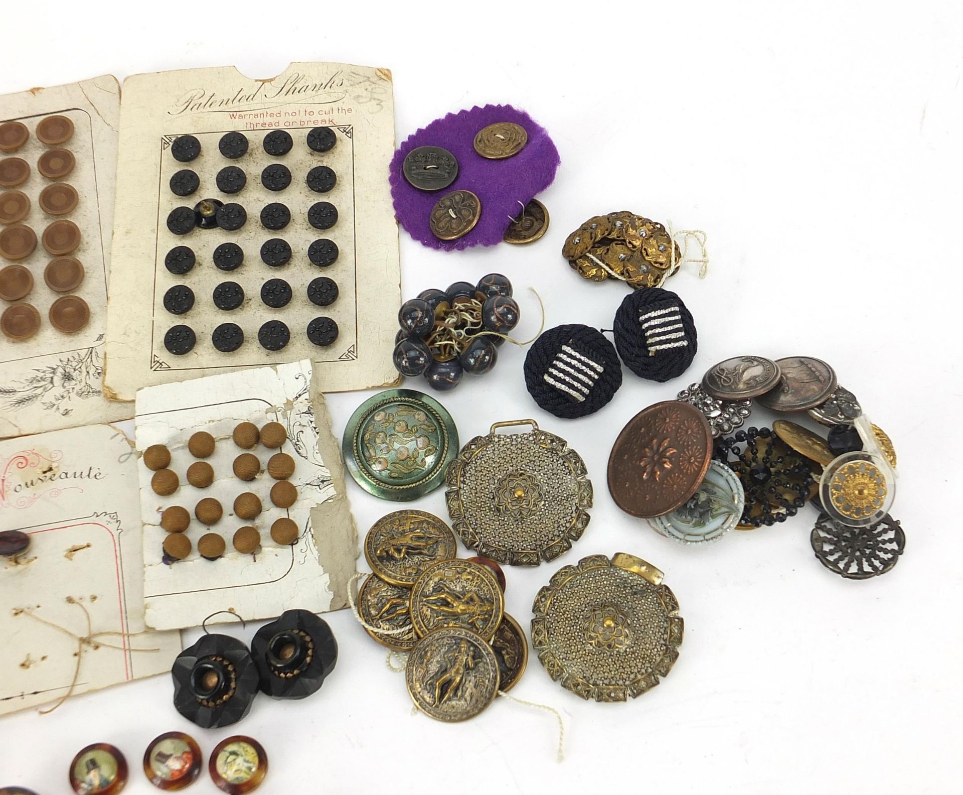 Antique and later buttons including Bakelite, Art Deco and brass examples - Image 4 of 5