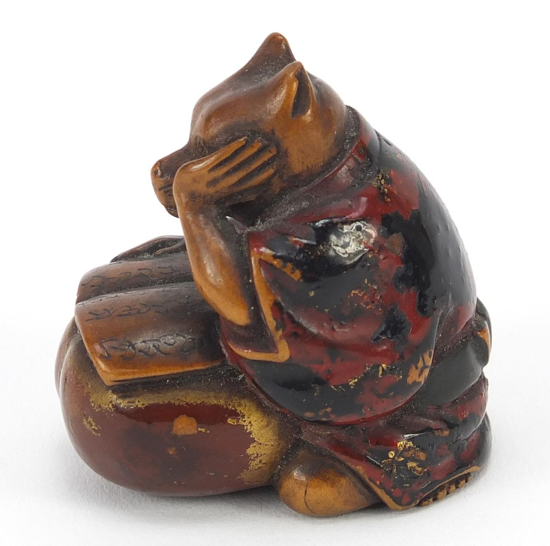 Good Japanese lacquered boxwood netsuke of a bear reading, 3.5cm high - Image 3 of 7