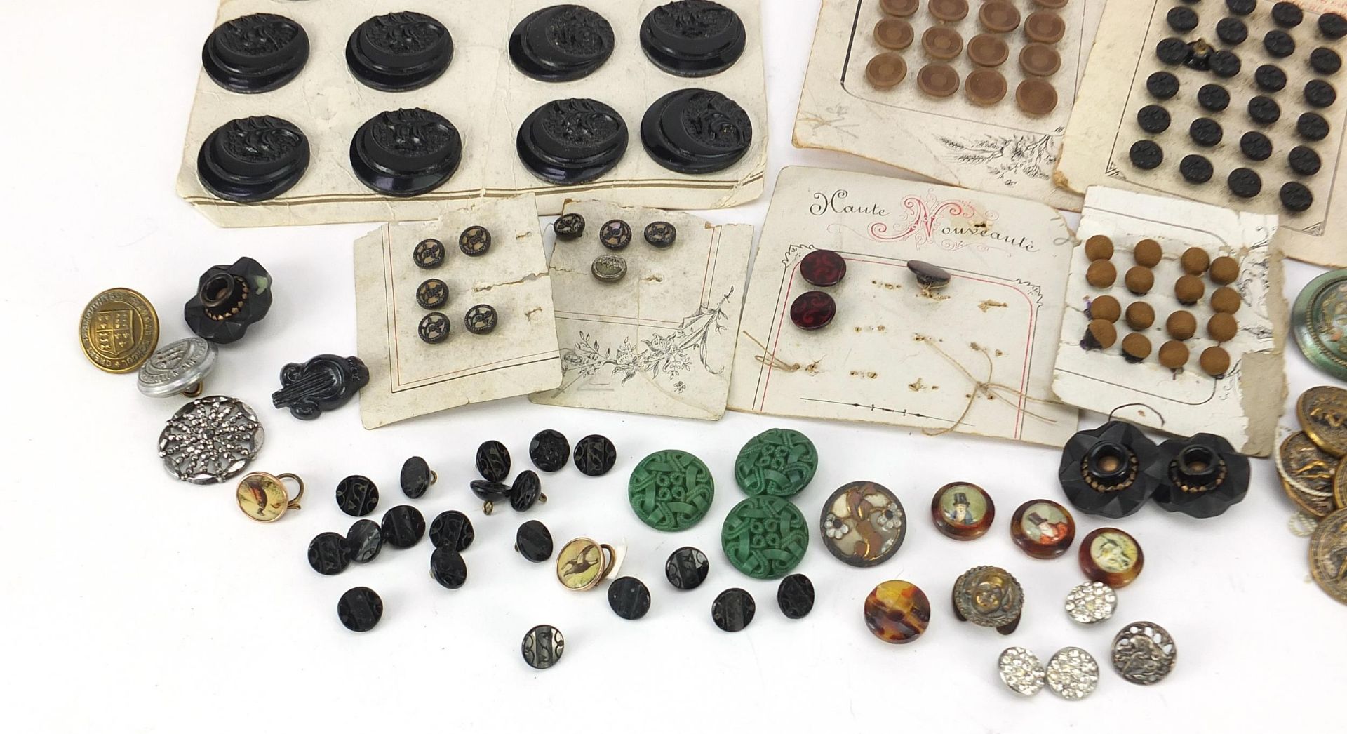 Antique and later buttons including Bakelite, Art Deco and brass examples - Image 5 of 5