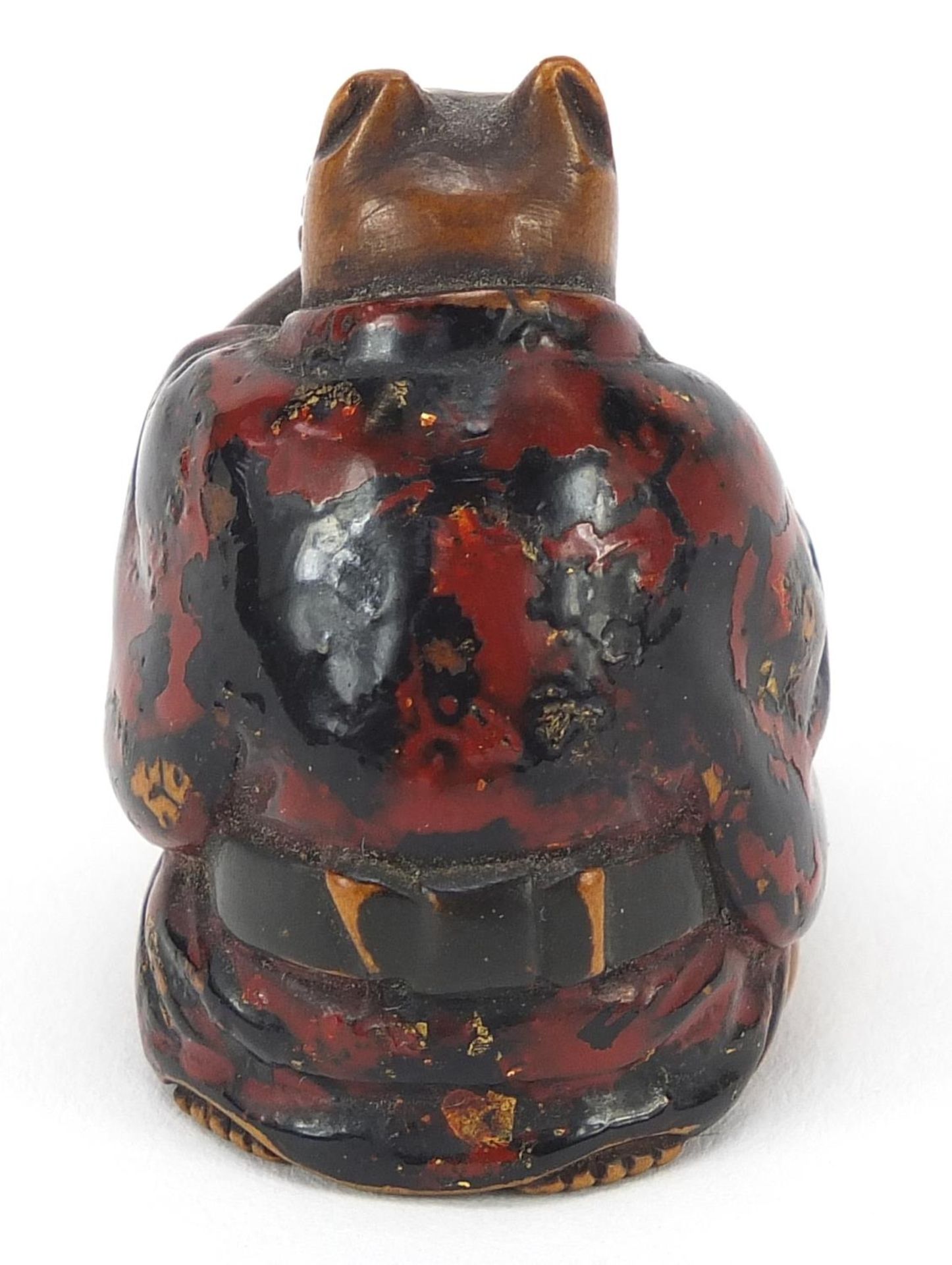 Good Japanese lacquered boxwood netsuke of a bear reading, 3.5cm high - Image 4 of 7