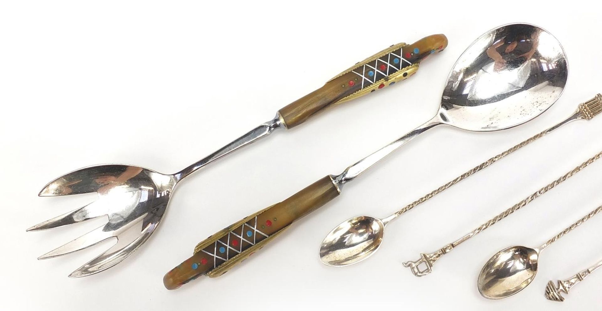 Set of four Indian silver spoons and pair of horn handled salad servers, the largest 23.5cm in - Bild 3 aus 6